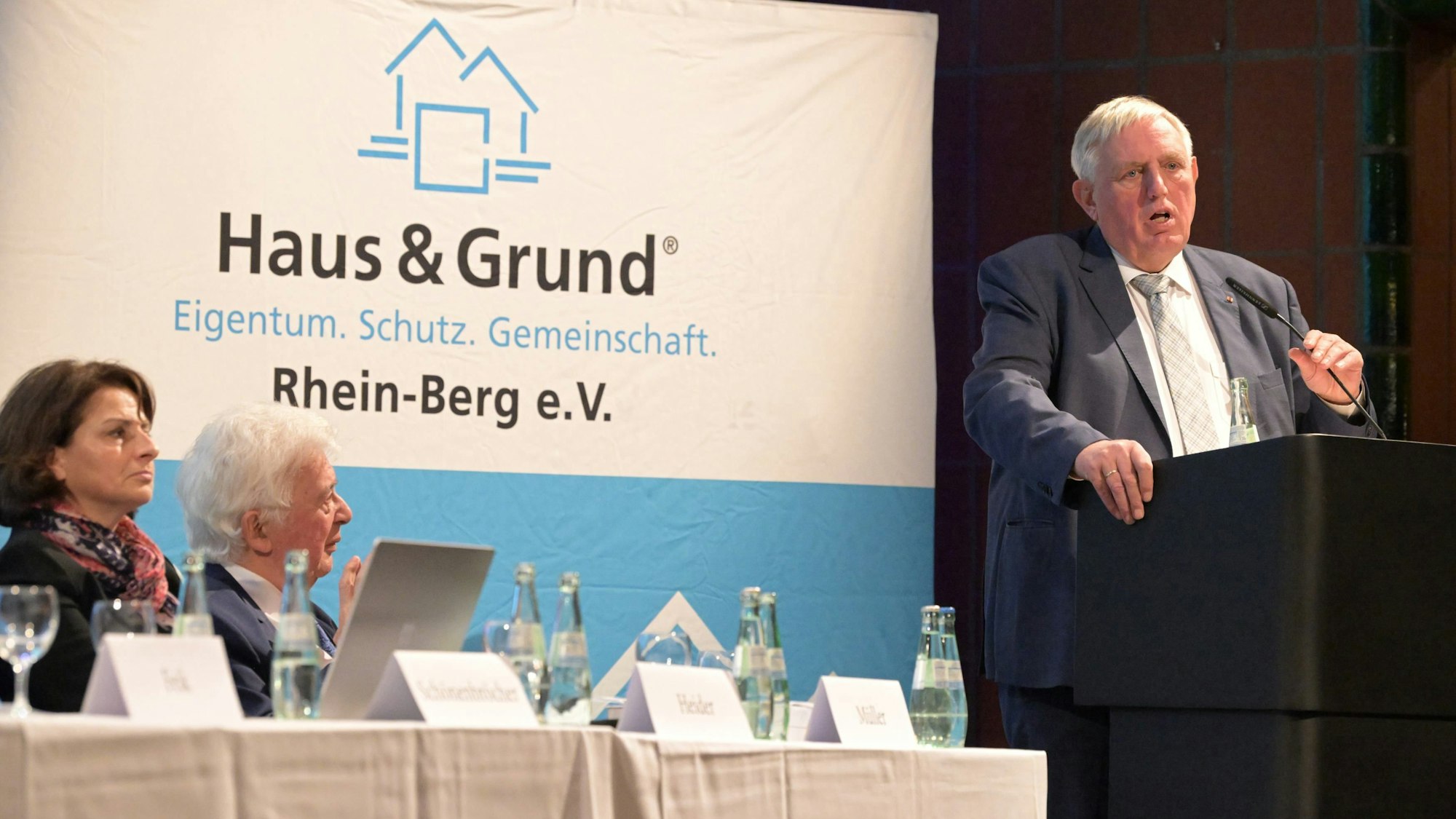 Minister Karl-Josef Laumann steht am Rednerpult auf einer Bühne, im Hintergrund ist der Schriftzug von Haus & Grund Rhein-Berg zu lesen.
