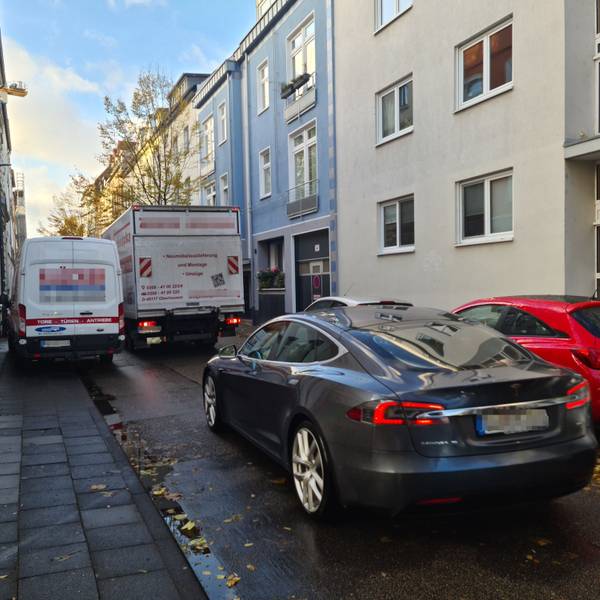 Viele Autos und Lkw schlängeln sich durch die Piusstraße in Ehrenfeld.