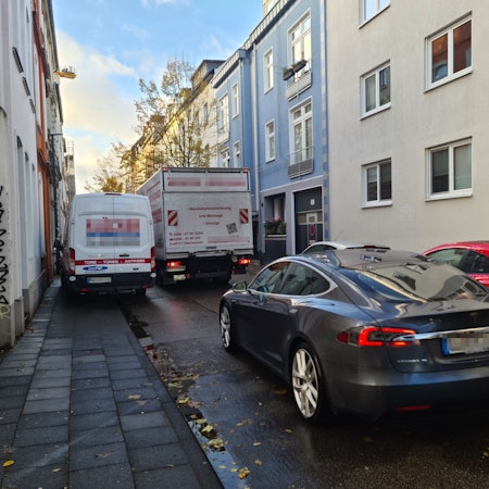 Viele Autos und Lkw schlängeln sich durch die Piusstraße in Ehrenfeld.