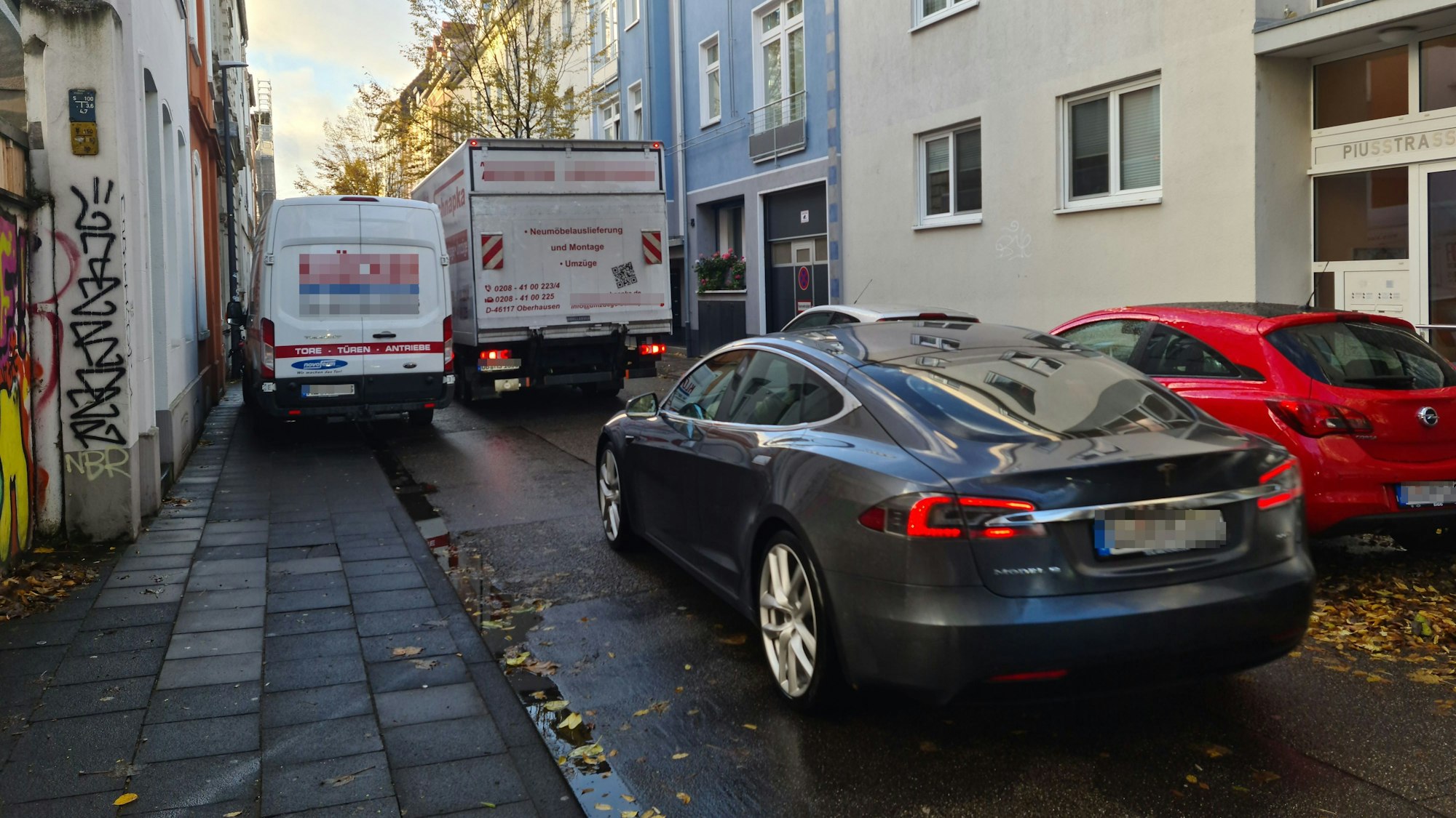 Viele Autos und Lkw schlängeln sich durch die Piusstraße in Ehrenfeld.