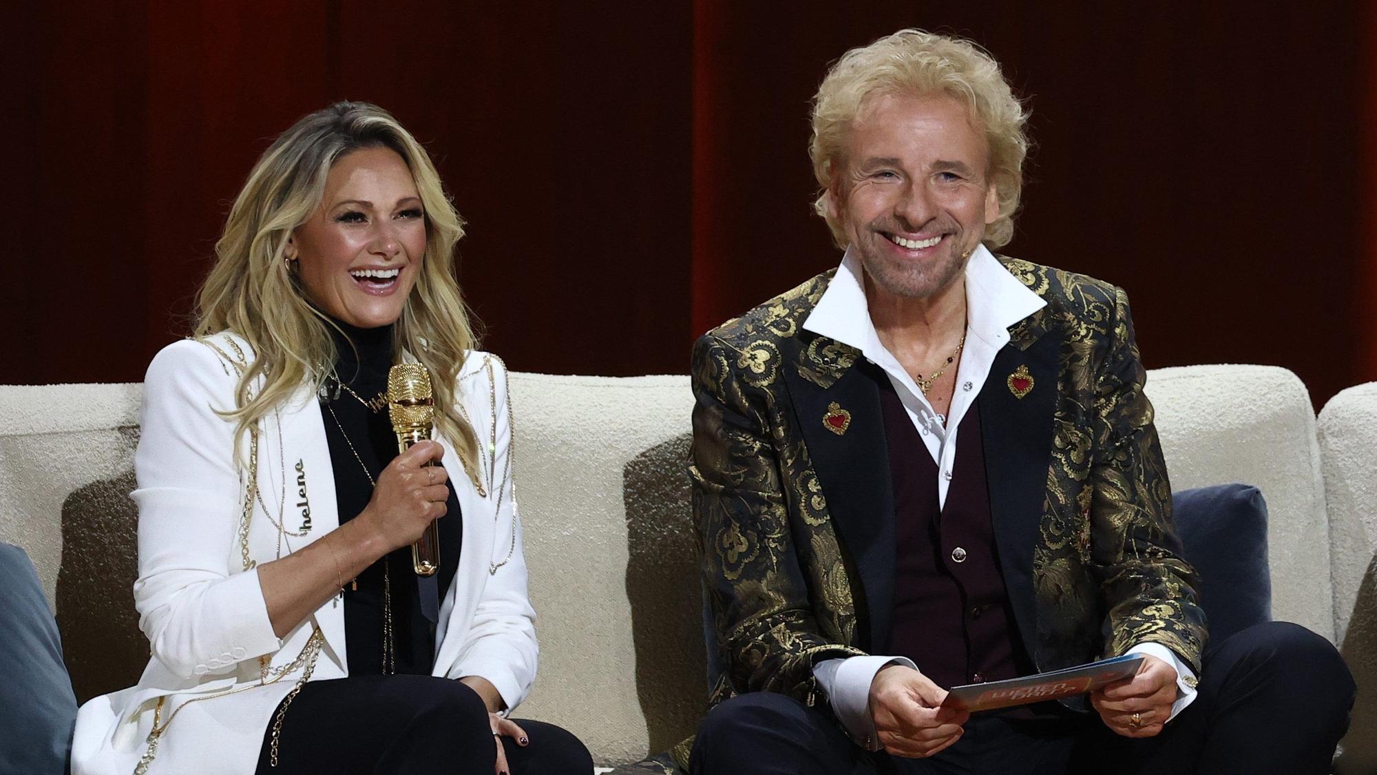 Showmaster Thomas Gottschalk 2021 auf der berühmten „Wetten, dass...?“-Couch mit Sängerin Helene Fischer.