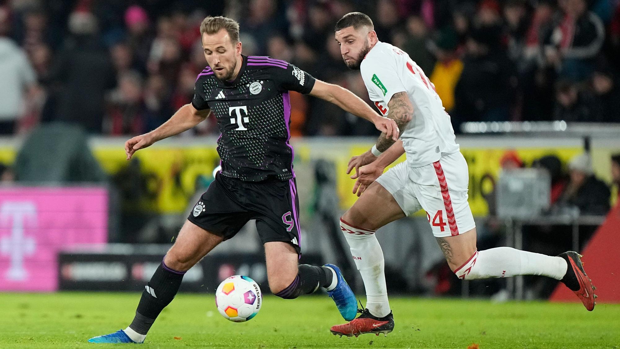 Traf in Köln bereits zum 18. Mal: Bayern-Stürmer Harry Kane (l.) im Zweikampf mit FC-Abwehrspieler Jeff Chabot.