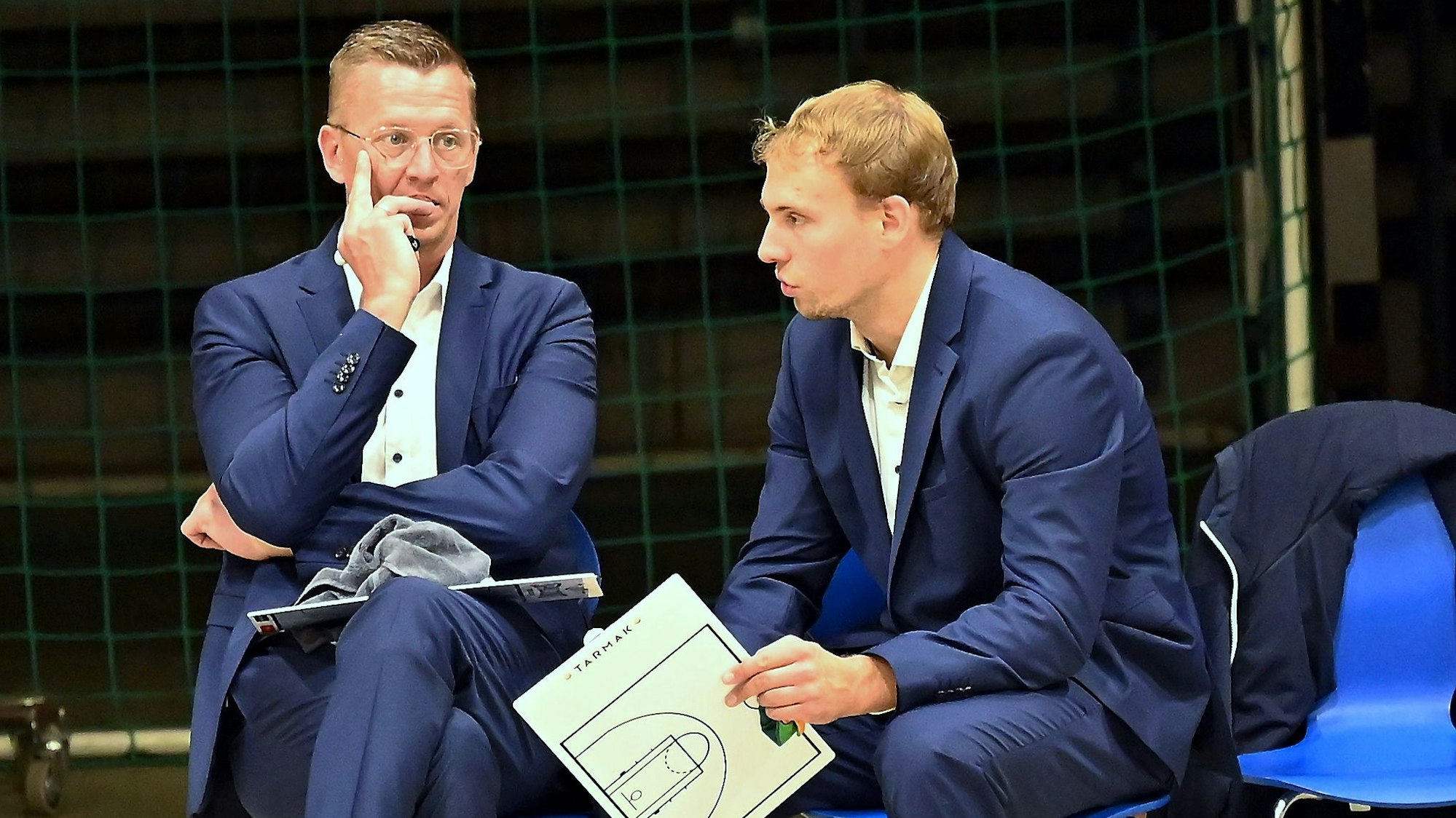30.09.2023, Basketball-Orthomol Wings Leverkusen- Nördlingen
links: TR: Boris Kaminski (Leverkusen)
rechts: Co.Tr. Patrick Reusch (Leverkusen)
Foto: Uli Herhaus