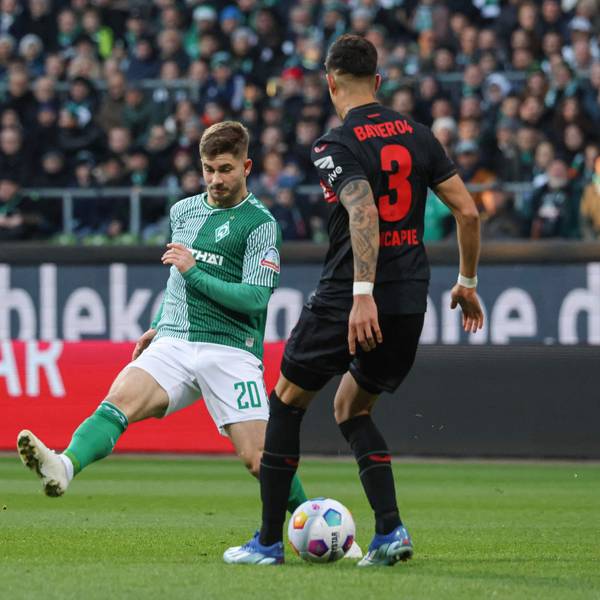 Bremens Romano Schmid (l.) und Bayer-Verteidiger Piero Hincapie (M.) bei der Bundesliga-Begegnung am 25. November.