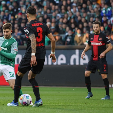 Bremens Romano Schmid (l.) und Bayer-Verteidiger Piero Hincapie (M.) bei der Bundesliga-Begegnung am 25. November.