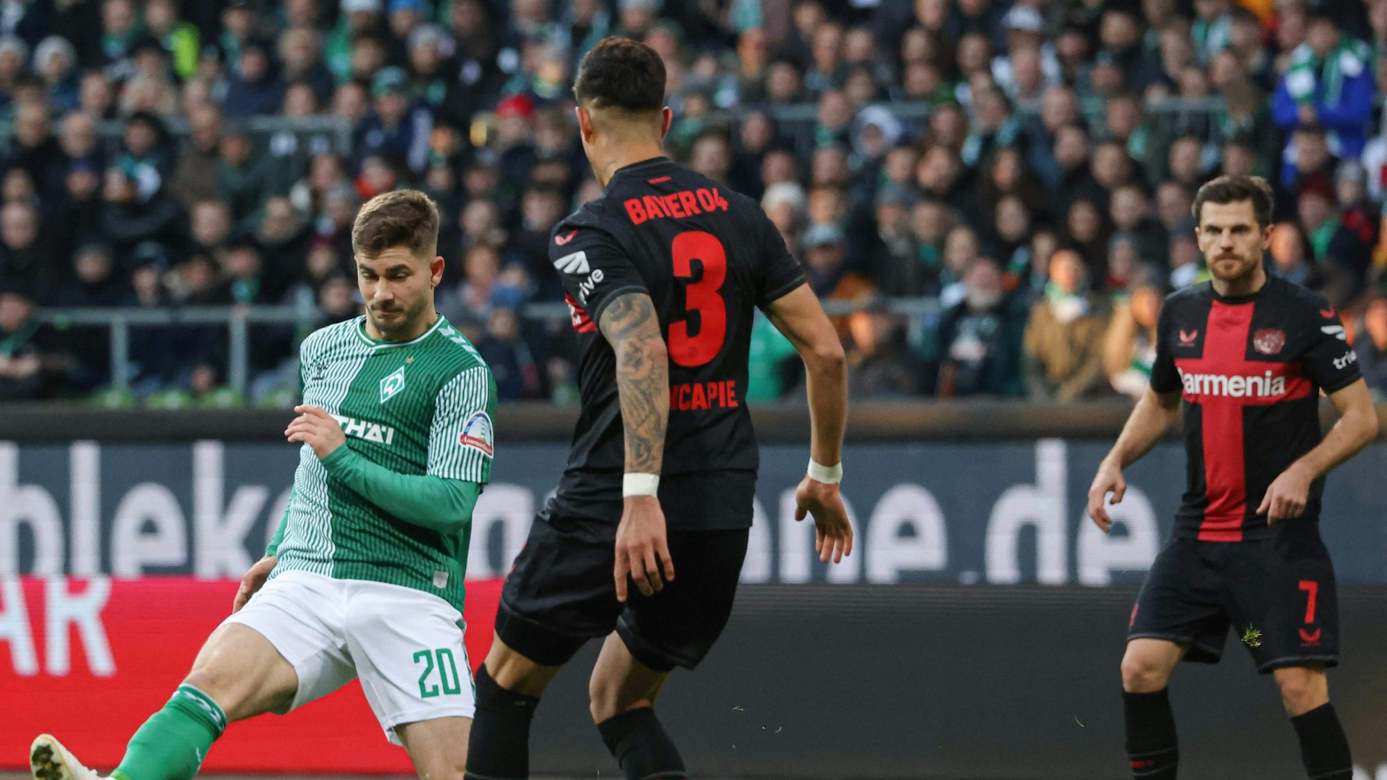 Bremens Romano Schmid (l.) und Bayer-Verteidiger Piero Hincapie (M.) bei der Bundesliga-Begegnung am 25. November.