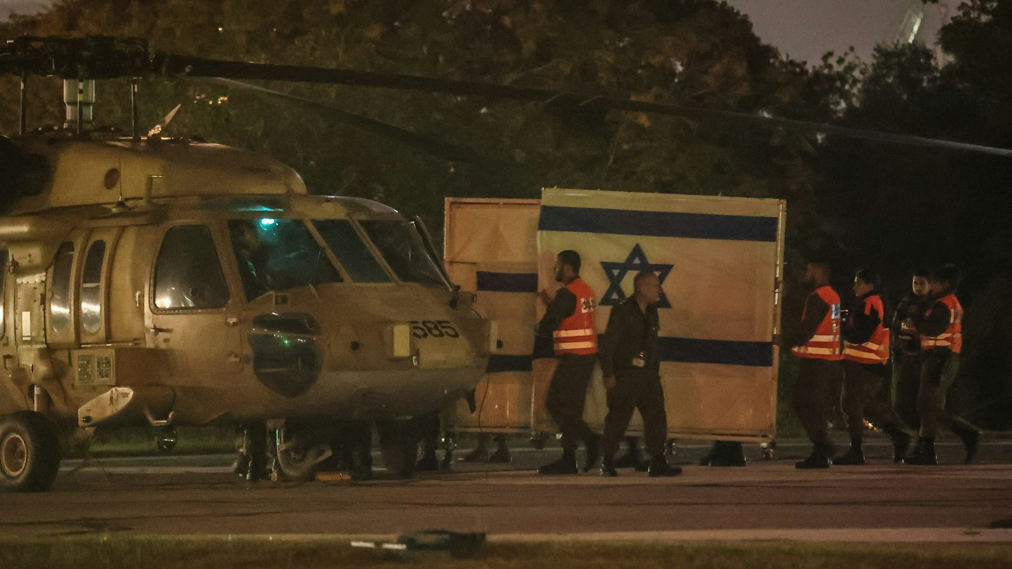 Ein Hubschrauber mit von der Hamas freigelassenen Geiseln landet auf dem Schneider Children's Medical Center in Petach Tikwa. Die Freilassung erfolgte am ersten Tag eines viertägigen Waffenstillstandsabkommens zwischen Israel und der Hamas.