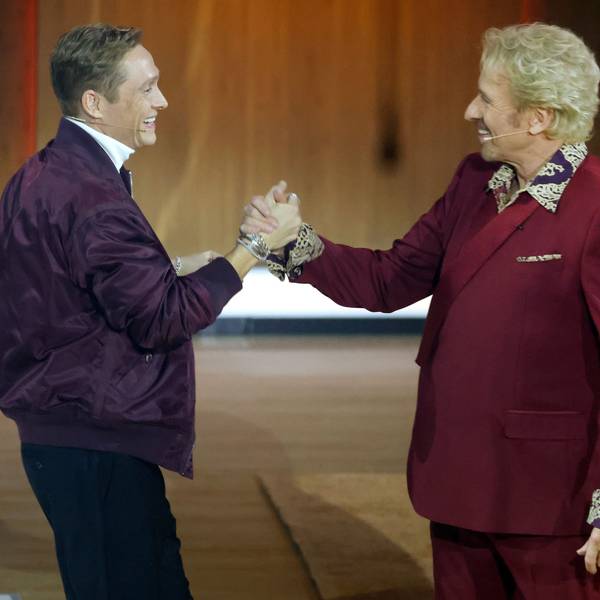 25.11.2023, Baden-Württemberg, Offenburg: Moderator Thomas Gottschalk (r) begrüßt bei der ZDF-Show "Wetten, dass..?" den Schauspieler Matthias Schweighöfer. Gottschalk moderiert zum letzten Mal «Wetten, dass..?». Nach 36 Jahren beendet er am 25. November seine Karriere als Wett-Moderator. Foto: Philipp von Ditfurth/dpa +++ dpa-Bildfunk +++