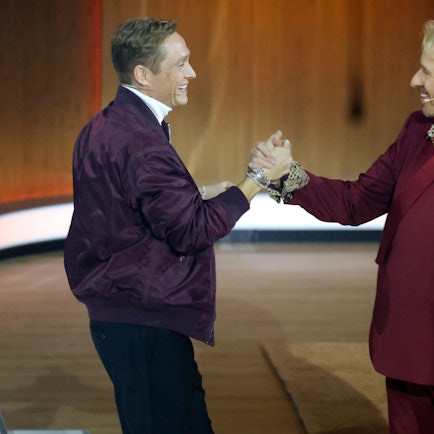 25.11.2023, Baden-Württemberg, Offenburg: Moderator Thomas Gottschalk (r) begrüßt bei der ZDF-Show "Wetten, dass..?" den Schauspieler Matthias Schweighöfer. Gottschalk moderiert zum letzten Mal «Wetten, dass..?». Nach 36 Jahren beendet er am 25. November seine Karriere als Wett-Moderator. Foto: Philipp von Ditfurth/dpa +++ dpa-Bildfunk +++