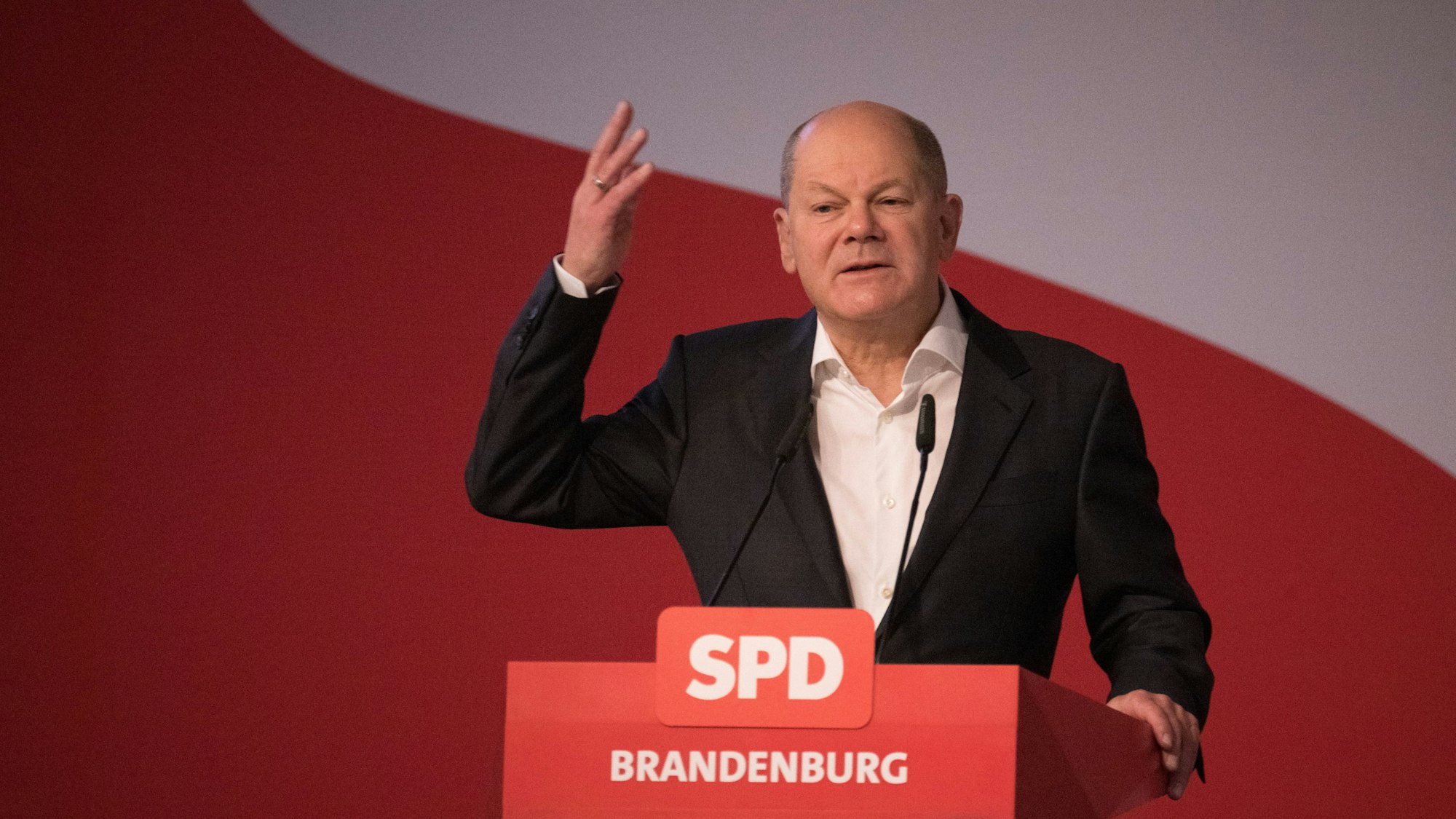 25.11.2023, Brandenburg, Schönefeld: Bundeskanzler Olaf Scholz (SPD) spricht während eines Landesparteitags der SPD Brandenburg. Der Parteitag wählt regulär einen neuen Landesvorstand, den Ministerpräsident Woidke seit 2013 leitet. Foto: Sebastian Christoph Gollnow/dpa +++ dpa-Bildfunk +++