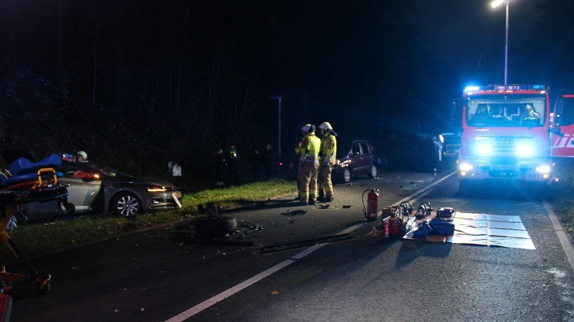 Einsatzkräfte am Unfallort, den die Feuerwehr ausleuchtet.