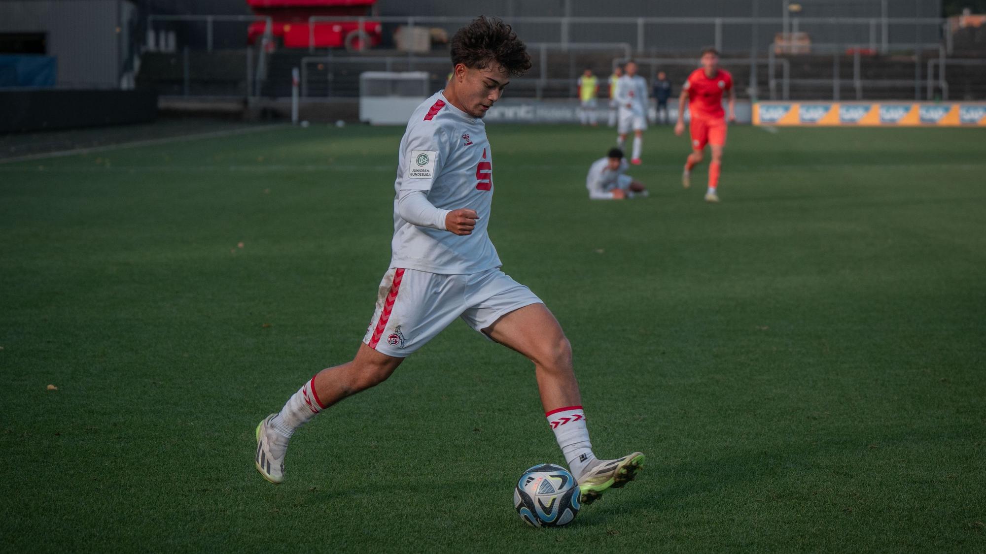 Justin von der Hitz mit dem Ball am Fuß