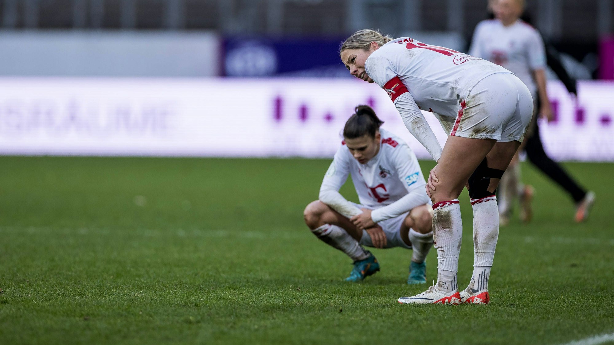 Martyna Wiankowska und Sharon Beck: Frust bei den Spielerinnen des 1. FC Köln nach der Niederlage im DFB-Pokal am 25. November