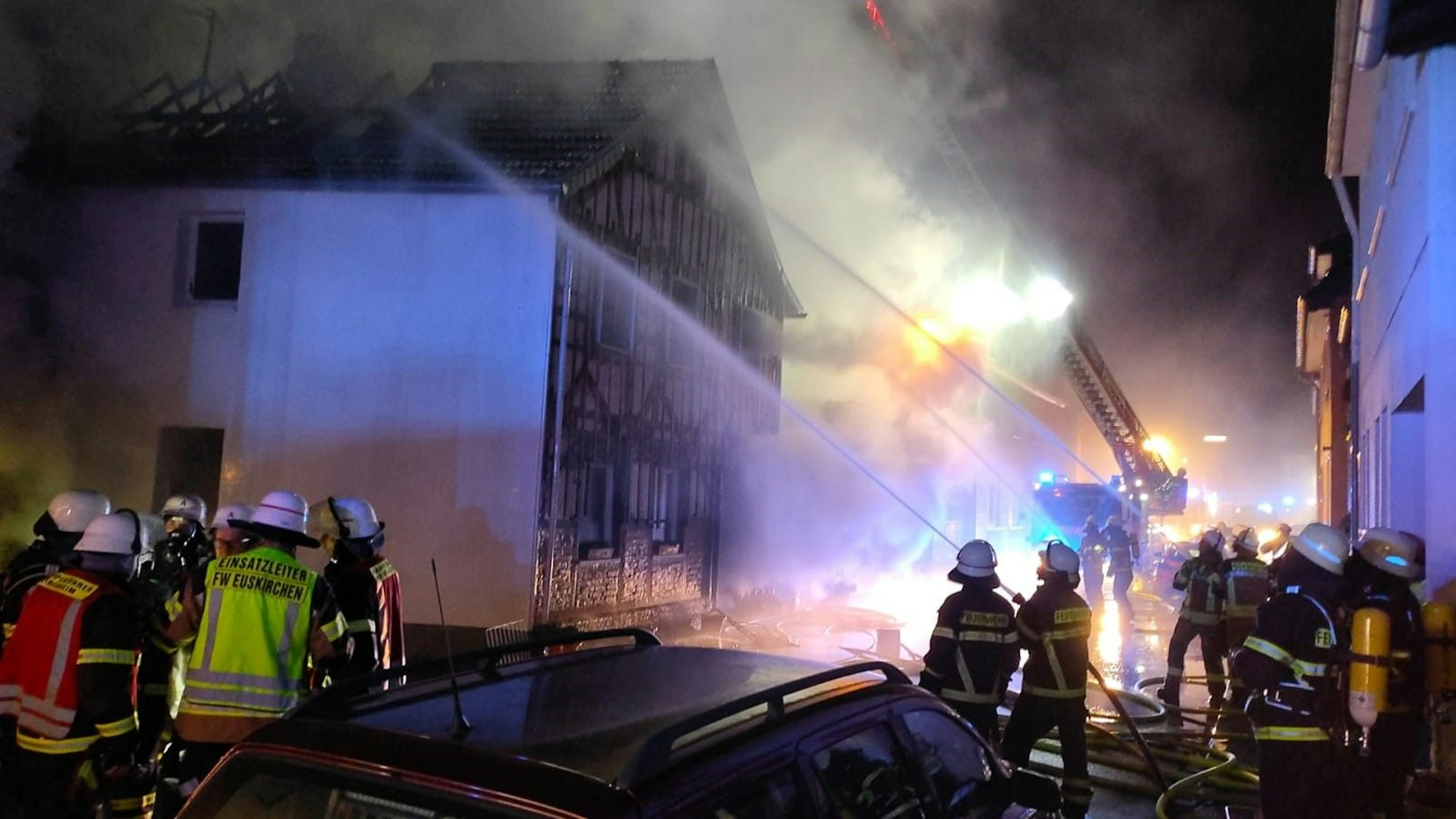 Das Bild zeigt die Euskirchener Feuerwehr im Einsatz.
