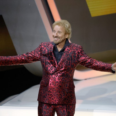 ARCHIV - 19.11.2022, Baden-Württemberg, Friedrichshafen: Moderator Thomas Gottschalk kommt zu Beginn der ZDF-Show «Wetten, dass..?» auf die Bühne. (zu dpa ««Wetten, dass..?» zum letzten Mal mit Thomas Gottschalk ») Foto: Philipp von Ditfurth/dpa +++ dpa-Bildfunk +++