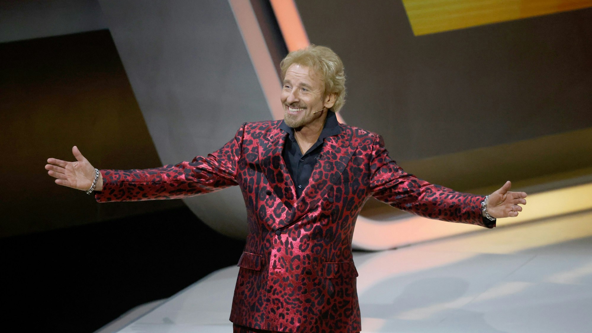 ARCHIV - 19.11.2022, Baden-Württemberg, Friedrichshafen: Moderator Thomas Gottschalk kommt zu Beginn der ZDF-Show «Wetten, dass..?» auf die Bühne. (zu dpa ««Wetten, dass..?» zum letzten Mal mit Thomas Gottschalk ») Foto: Philipp von Ditfurth/dpa +++ dpa-Bildfunk +++