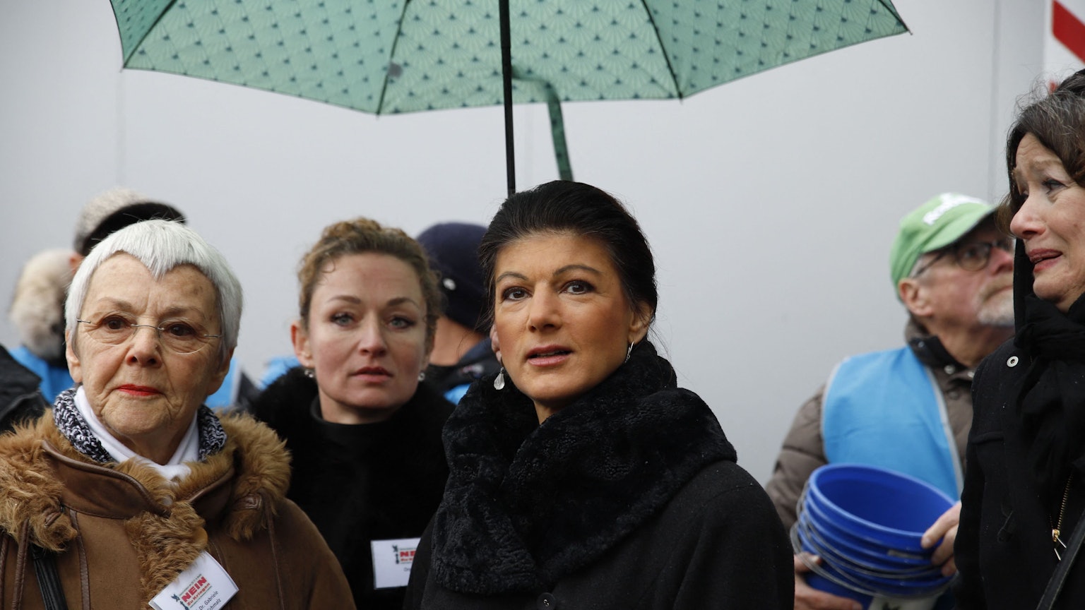 Sahra Wagenknecht (M.) und Gabriele Krone-Schmalz (l.) am 25. November bei afpeiner Friedensdemo in Berlin