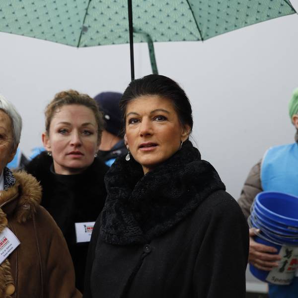 Sahra Wagenknecht (M.) und Gabriele Krone-Schmalz (l.) am 25. November bei afpeiner Friedensdemo in Berlin