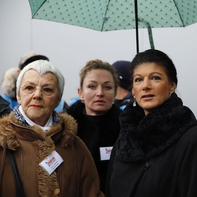 Sahra Wagenknecht (M.) und Gabriele Krone-Schmalz (l.) am 25. November bei afpeiner Friedensdemo in Berlin