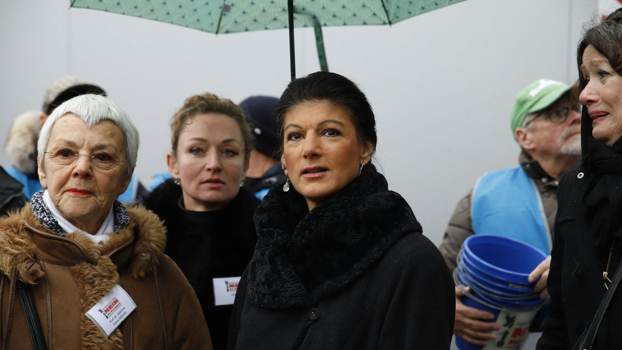 Sahra Wagenknecht (M.) und Gabriele Krone-Schmalz (l.) am 25. November bei afpeiner Friedensdemo in Berlin
