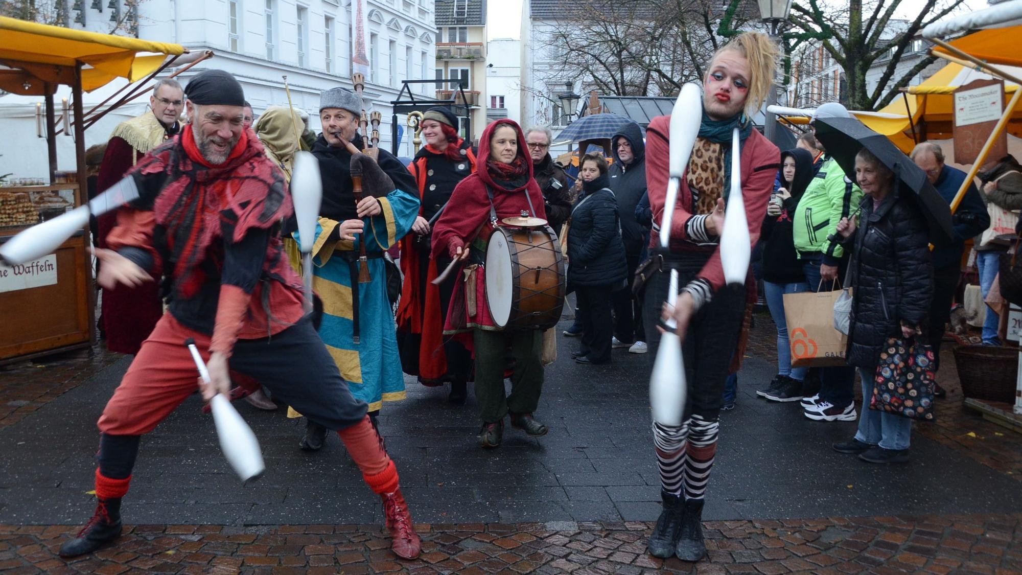 Die Jongeleure Lupus und Filou auf dem Mittelaltermarkt.