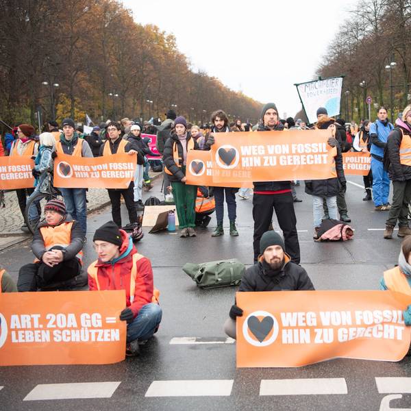 Aktivisten der Klimaschutzgruppe "Letzte Generation" und anderer Gruppierungen blockieren die Straße des 17. Juni.
