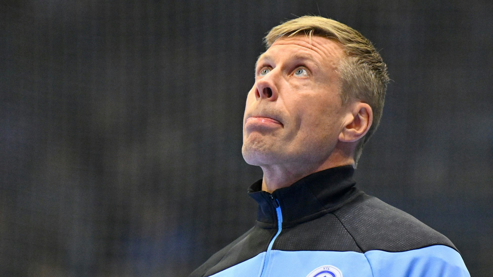 VfL-Trainer Gudjon Valur Sigurdson blickt nach oben.