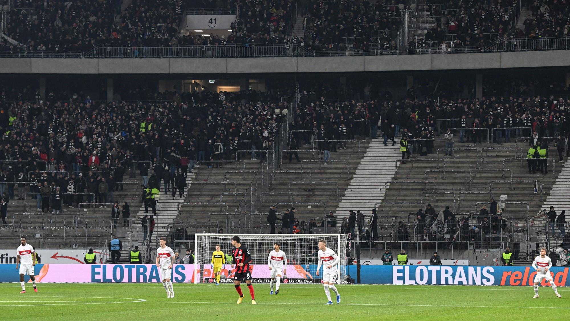 Erst nach rund 20 Minuten Spielzeit nahmen die Ultras ihre angestammten Plätze ein.