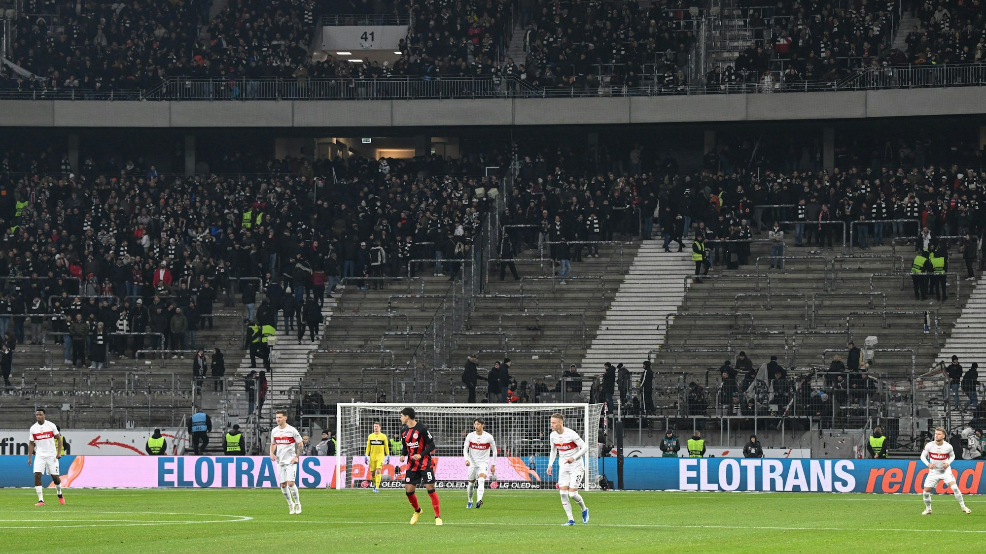 Erst nach rund 20 Minuten Spielzeit nahmen die Ultras ihre angestammten Plätze ein.