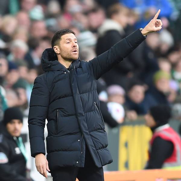 Leverkusens Trainer Xabi Alonso gestikuliert an der Seitenlinie in Bremen.