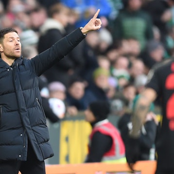 Leverkusens Trainer Xabi Alonso gestikuliert an der Seitenlinie in Bremen.