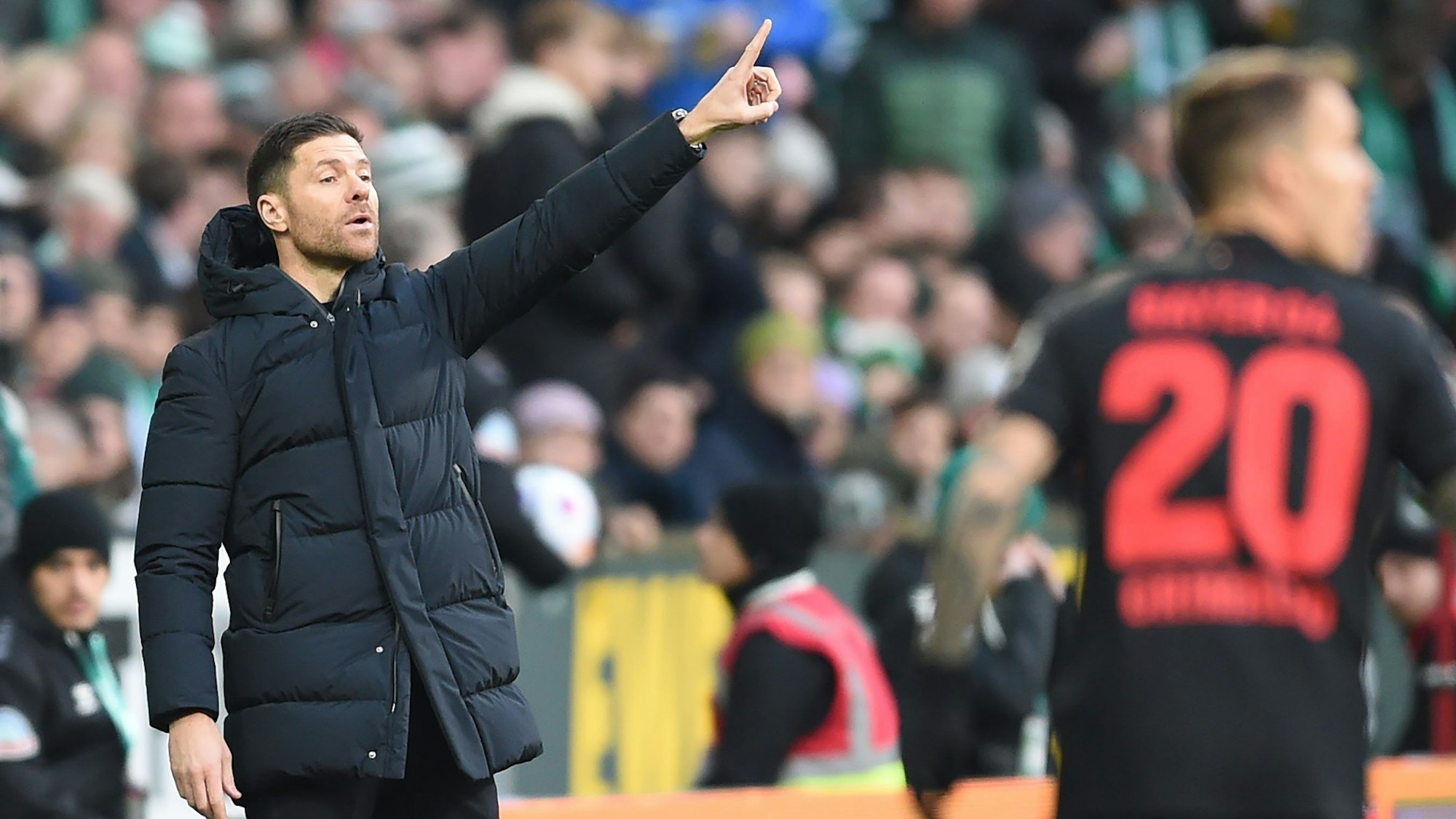 Leverkusens Trainer Xabi Alonso gestikuliert an der Seitenlinie in Bremen.