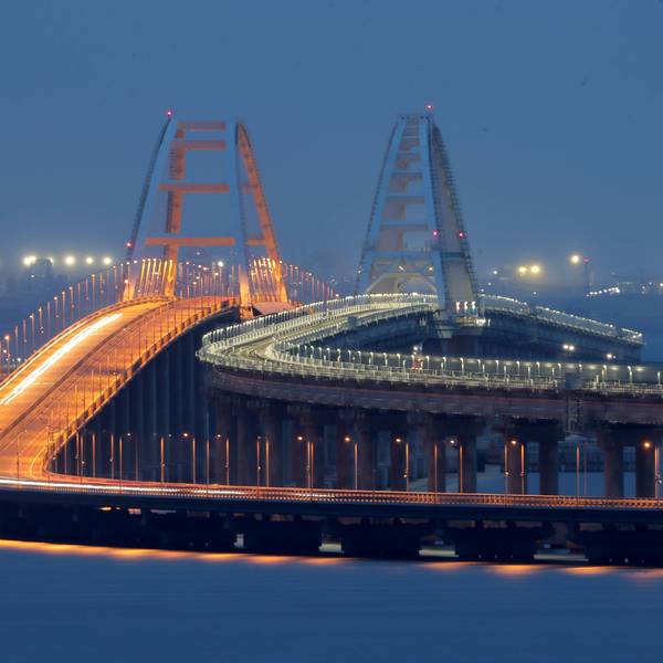 Putins Prestigeprojekt: Die Krim-Brücke verbindet die Halbinsel und das russische Festland. Kremlchef Wladimir Putin ließ sie in Windeseile nach der Besetzung der Krim 2014 errichten. (Archivbild)