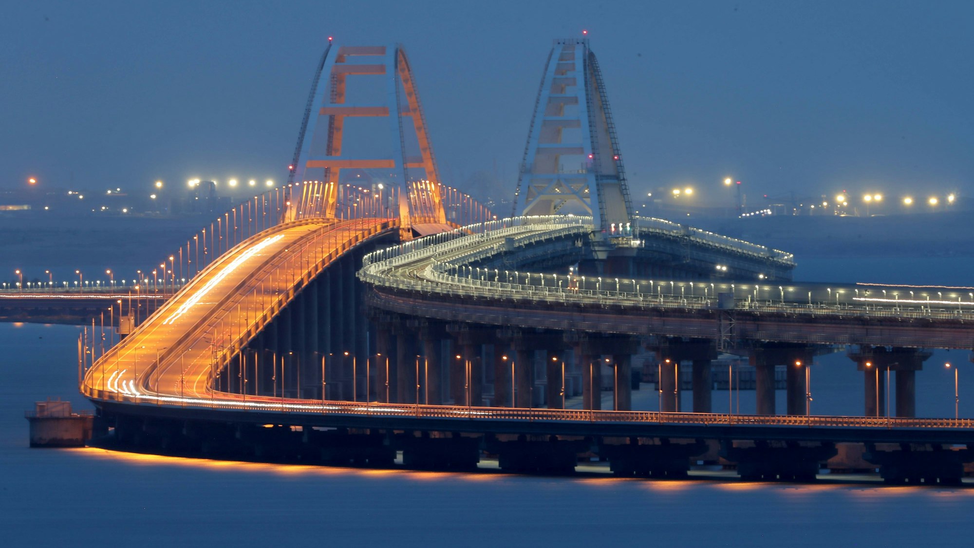 Putins Prestigeprojekt: Die Krim-Brücke verbindet die Halbinsel und das russische Festland. Kremlchef Wladimir Putin ließ sie in Windeseile nach der Besetzung der Krim 2014 errichten. (Archivbild)
