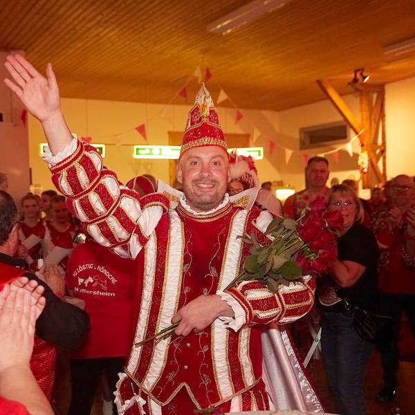 Das Bild zeigt Prinz Knibbi, wie er auf dem Weg zur Bühne ist.