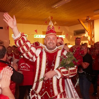 Das Bild zeigt Prinz Knibbi, wie er auf dem Weg zur Bühne ist.