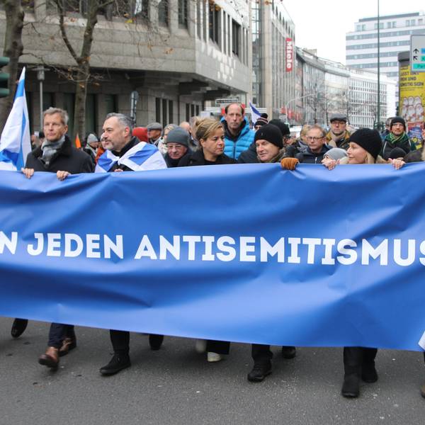 Teilnehmer des Friedensmarsch gegen Antisemitismus, zu dem die Jüdische Gemeinde eingeladen hatte, tragen ein Banner mit der Aufschrift "Gegen jeden Antisemitismus".