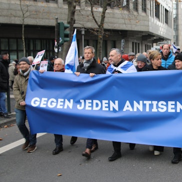 Teilnehmer des Friedensmarsch gegen Antisemitismus, zu dem die Jüdische Gemeinde eingeladen hatte, tragen ein Banner mit der Aufschrift "Gegen jeden Antisemitismus".