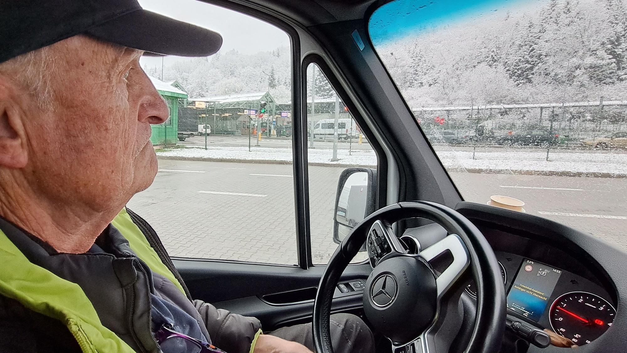 Norbert Kuhl sitzt am Steuer eines Hilfskonvoifahrzeugs des 7. Hilfskonvois der Humanitären Hilfe Overath und Bergisch Gladbach.