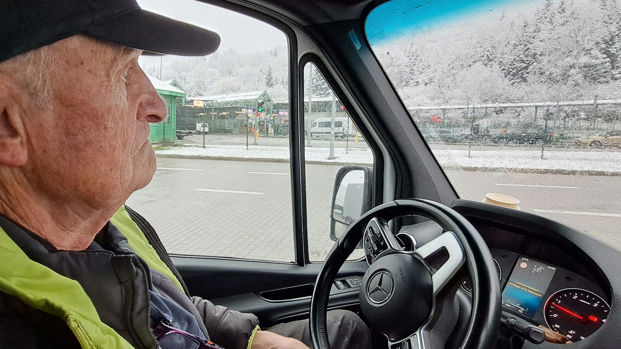 Norbert Kuhl sitzt am Steuer eines Hilfskonvoifahrzeugs des 7. Hilfskonvois der Humanitären Hilfe Overath und Bergisch Gladbach.