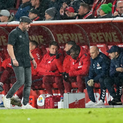 Ratlos im Regen: Steffen Baumgart und sein Team waren am Freitag gegen den FC Bayern ohne Chance.