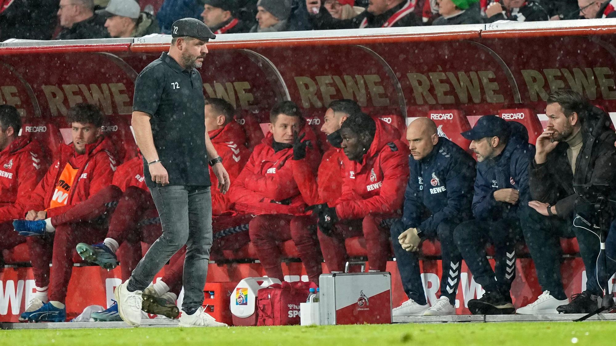 Ratlos im Regen: Steffen Baumgart und sein Team waren am Freitag gegen den FC Bayern ohne Chance.