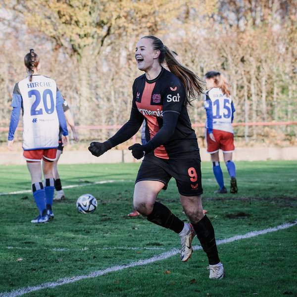Fußball Frauen Saison 2023-2024 DFB-Pokal Achtelfinale I Hamburger SV - Bayer 04 Leverkusen 25.11.2023 Nikola Karczewska 9, Bayer 04 Leverkusen jubelt zum 0:1. Hamburg Sportpark Eimsbüttel Stadion Hamburg Deutschland *** Soccer Women Season 2023 2024 DFB Cup Round of 16 I Hamburger SV Bayer 04 Leverkusen 25 11 2023 Nikola Karczewska 9, Bayer 04 Leverkusen cheers to 0 1 Hamburg Sportpark Eimsbüttel Stadion Hamburg Germany Copyright: xLobecax/xHenningxRohlfsx
