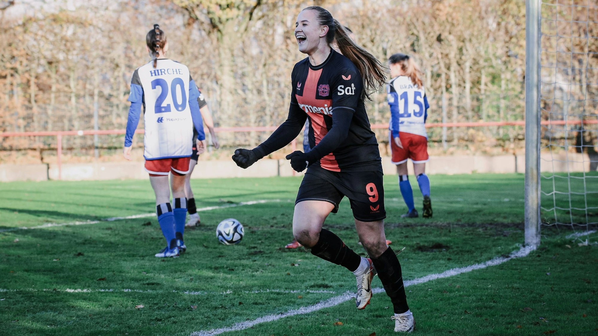 Fußball Frauen Saison 2023-2024 DFB-Pokal Achtelfinale I Hamburger SV - Bayer 04 Leverkusen 25.11.2023 Nikola Karczewska 9, Bayer 04 Leverkusen jubelt zum 0:1. Hamburg Sportpark Eimsbüttel Stadion Hamburg Deutschland *** Soccer Women Season 2023 2024 DFB Cup Round of 16 I Hamburger SV Bayer 04 Leverkusen 25 11 2023 Nikola Karczewska 9, Bayer 04 Leverkusen cheers to 0 1 Hamburg Sportpark Eimsbüttel Stadion Hamburg Germany Copyright: xLobecax/xHenningxRohlfsx