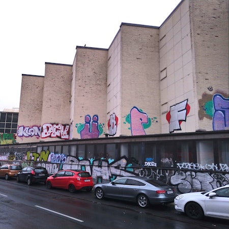 An einer Straße stehen viele Autos.