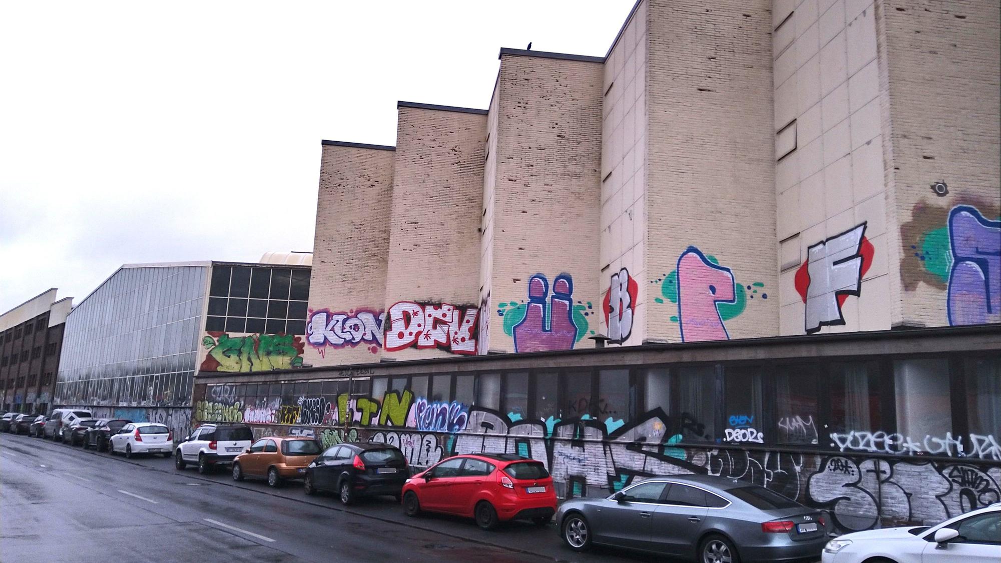 An einer Straße stehen viele Autos.