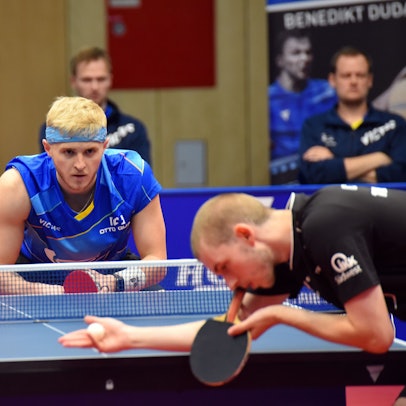 Konzentriert wartet Romain Ruiz an der Platte auf den Aufschlag seines Gegners.