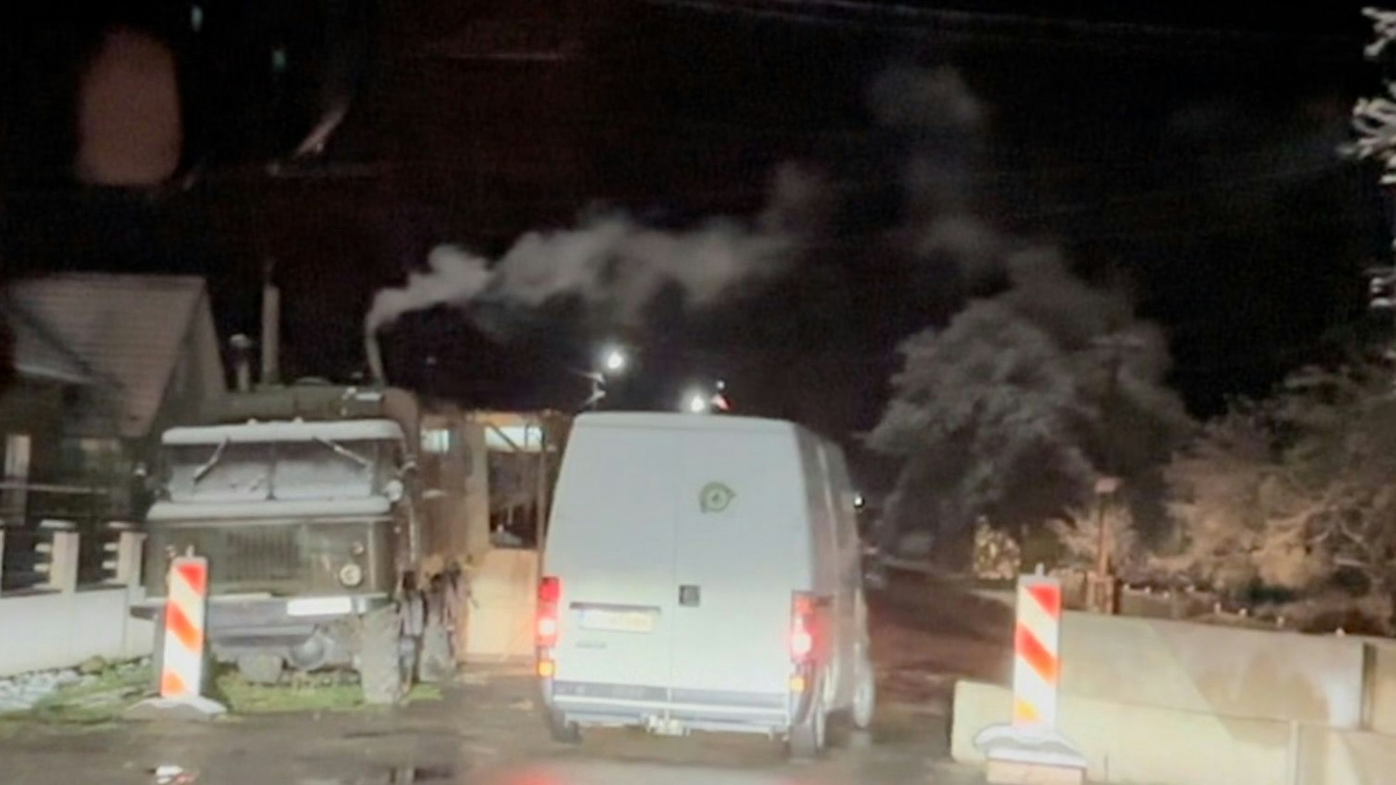 Betonblöcke verengen die Straße an einem Militärcheckpoint in der Ukraine.