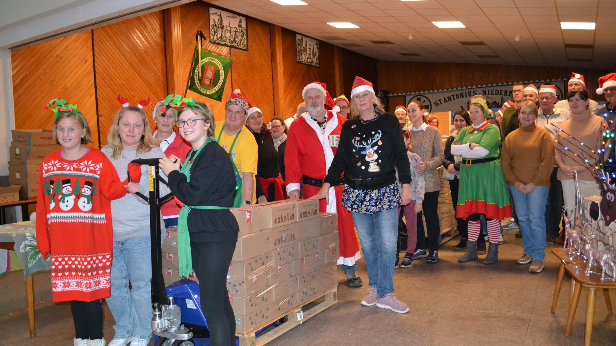 Beim Packen der Weihnachtsgeschenke herrschte eine ausgelassene Stimmung.