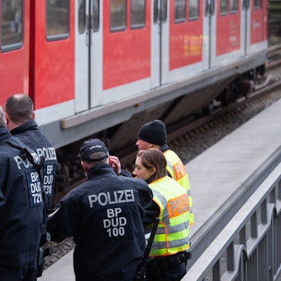 Bundespolizistinnen und -polizisten stehen an einem Bahngleis. Am Samstagabend (25. November) sind Anhänger des 1. FC Köln und Schalke 04 in Düsseldorf aufeinander losgegangen. (Symbolbild)